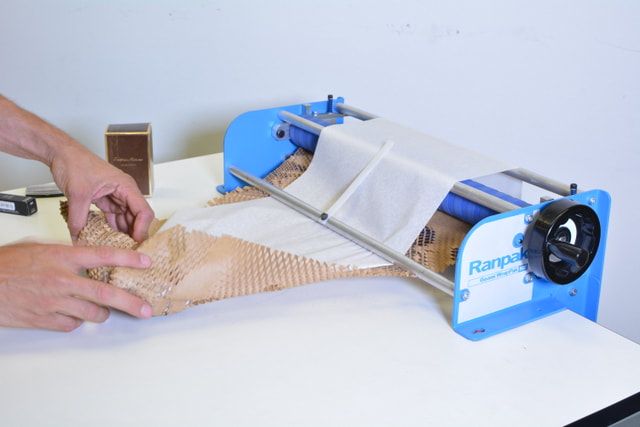 Urządzenie do pakowania ekologicznego Geami WrapPak M Edge alternatywa folii bąbelkowej